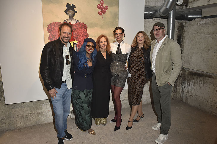 Stefan Acs, Crystal Paris, Dr. Eva Karcher, Sarah Kronsbein, Dr. Filipp Goldscheider und seine Frau Betty: Galerie Kronsbein - Eröffnung der Vernissage „It’s time – immerse yourself into the utopian world of Crystal Paris” im ArtBunker in Grünwald bei München am 14.05.2025 (©Foto: BrauerPhotos / Goran Nitschke)